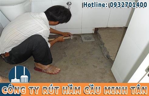 Thợ sửa bồn cầu toilet chống h&ocirc;i tại B&igrave;nh Dương của c&ocirc;ng ty Minh T&acirc;n.