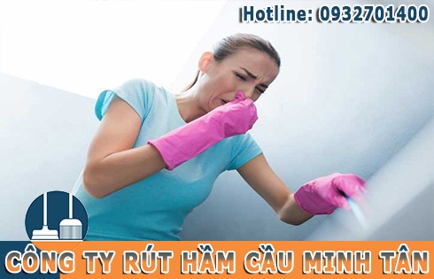 Xử l&yacute; m&ugrave;i h&ocirc;i bồn cầu toilet bằng h&oacute;a chất đ&aacute;nh sạch m&ugrave;i h&ocirc;i tại Quận 10.