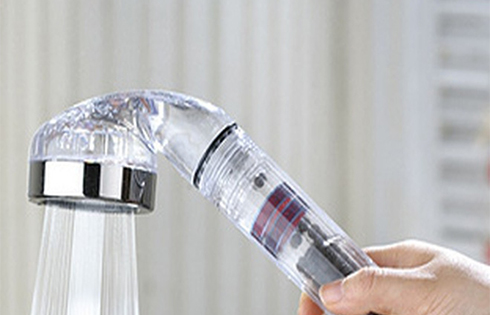 Trong căn ph&ograve;ng tắm sạch sẽ, thơm tho của m&igrave;nh, bạn g&aacute;i c&oacute; thể g&aacute;c một ch&acirc;n l&ecirc;n bồn tắm, rồi d&ugrave;ng v&ograve;i hoa sen xịt v&agrave;o &acirc;m hộ của m&igrave;nh để k&iacute;ch th&iacute;ch c&ocirc; b&eacute;.