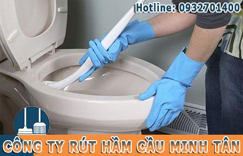 Xử l&yacute; m&ugrave;i h&ocirc;i bồn cầu toilet bằng h&oacute;a chất đ&aacute;nh sạch m&ugrave;i h&ocirc;i tại Quận 11.