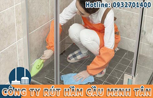 Xử l&yacute; m&ugrave;i h&ocirc;i bồn cầu toilet bằng h&oacute;a chất đ&aacute;nh sạch m&ugrave;i h&ocirc;i tại Quận 12.