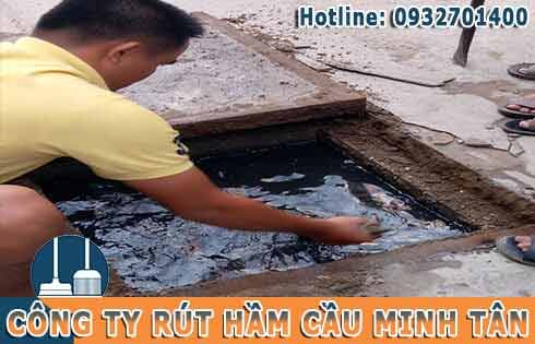Một đường ống cống tho&aacute;t nước bị nghẹt do kh&ocirc;ng nạo v&eacute;t hố ga ở TPHCM.