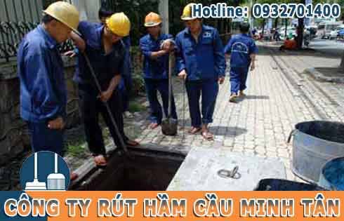 Cạy nắp cống l&ecirc;n để kh&iacute; độc dưới cống bay l&ecirc;n rồi tiến h&agrave;nh nạo v&eacute;t cống r&atilde;nh.