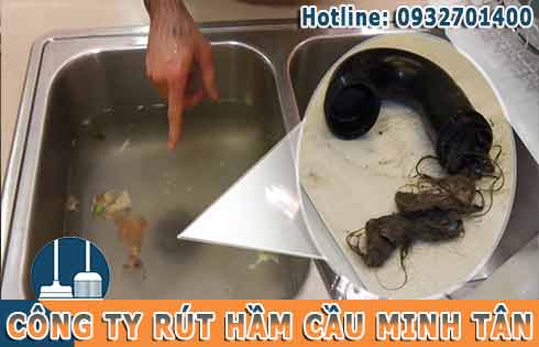 Hậu quả của vấn đề khi bồn rửa ch&eacute;n b&aacute;t bồn rửa mặt bị tr&agrave;o ngược.
